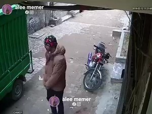 13K views · 50 reactions | موٹر سائیکل کا ہینڈل چیک کر کے کیسے اس شخص نے موٹرسائیکل چوری کی، کسی کا نقصال کتنی آسانی سے کر جاتے ہیں ایسے لوگ | Pakistan TV | Facebook