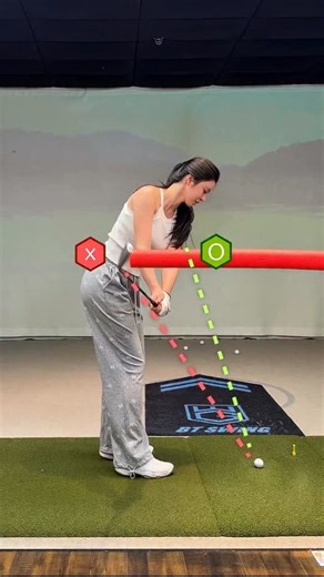 김현우 프로 on Instagram: "💊 Lesson Summary 💊 얼라이먼트 스틱을 클럽과 함께 잡고 백스윙을 해보세요. 백스윙할 때 스틱 끝이 왼쪽 허벅지를 스치듯이 올라가는 느낌을 만들어 주세요. 이 동작이 만들어지면 클럽 헤드가 지면에 부드럽게 떨어지고, 정확한 볼 컨택과 일관성 있는 거리감을 쉽게 만들 수 있습니다. ⸻ Hold an alignment stick together with your club and make your backswing. As you go back, let the end of the stick brush your left thigh. This motion helps the club drop to the ground naturally, creating cleaner ball contact and more consistent distance control. ⸻ 把校準桿和球桿一起握住， 試著做上杆動作。 上杆時讓桿尾 輕輕擦過左大腿的感覺