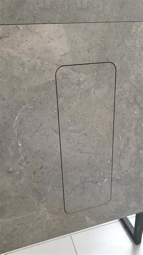 Porta scopino per WC incorporato sotto le piastrelle Abbiamo progettato una soluzione minimalista che integra discretamente il porta scopino direttamente nella parete. Questo manterrà il tuo bagno pulito, elegante e privo di inutili distrazioni. Principale Design compatto: dimensioni 430×150 mm, profondità 140 mm Aspetto discreto: sulla parete è visibile solo una sottile giunzione Utilizzo universale: adatto per piastrelle, marmo e intonaco Vari colori e materiali : si adatta a qualsiasi interno