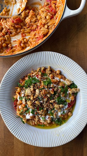 Sophie Macfie on Instagram: "30 minute meals with over 30g protein Ep. 4: Smoky Mediterranean Orzo 🍅 A perfect comforting dish perfect for colder nights 🥰 tastes great with a little drizzle of balsamic, too. For 2 servings: Protein: 36g Fibre: 12g INGREDIENTS shallot Red pepper, sliced Garlic, minced Smoked paprika Tomatoes, diced Orzo Veg stock Balsamic vinegar Nooch Tempeh, crumbled Chickpeas Salt, Pepper, Olive Oil To serve: Soy yoghurt or cashew cream Fresh parsley Olive oil If you want to