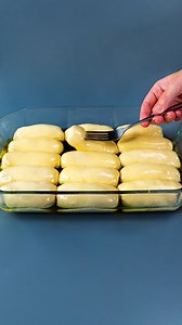 305K views · 1.5K reactions | De 10 ani le gatesc la fel si nu dau gres! Simplu si delicios Ingrediente: drojdie uscată: 7 g zahăr: 10 g făină: 650 g sare: 6 g unt: 120 g ulei de măsline: 100 ml brânză de vaci: 800 g ouă: 1 buc semințe de susan negru: 8 g semințe de susan alb: 8 g | Cookrate - Romania | Facebook