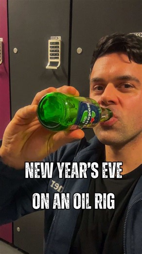 It’s New Year’s Eve like you’ve never seen before… on an oil rig 🥳🌊 While most people were getting dressed up, heading out, or counting down with friends and family, this is how I spent the very last day of 2025 — offshore, working on an oil rig 💪🏼 Life out here is very different to “normal” life 😂 Long shifts, early mornings, limited food options, and being away from home for weeks at a time — but this is my reality, and I’ve been doing it for over 15 years now 🕰️ One thing people always 