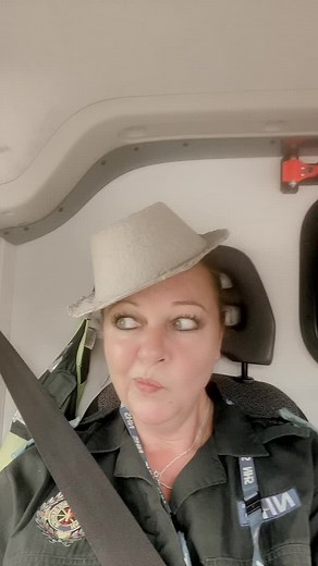 When fashion takes over 😅 #ambulance #ambulance_tiktok #ambulancelife #foryou #fypシ 💚