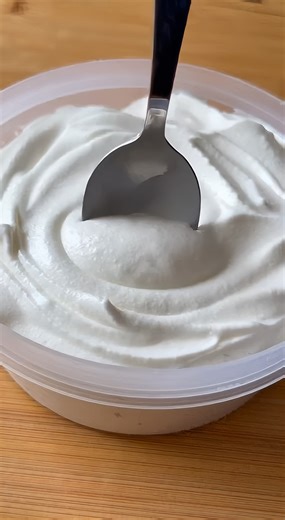 This ultra stable homemade whipped topping delivers the same airy, spoonable texture people love in Cool Whip, but with pure, elevated ingredients and no artificial additives. PREP: 15 mins | COOK: 0 mins | SERVES: 12 TEMP: 38°F / 3°C (Refrigerated) 🛒 INGREDIENTS 2 cups (480ml) Heavy whipping cream, chilled 1/2 cup (60g) Powdered sugar 1 tsp (5ml) Pure vanilla extract 1 1/2 tsp (5g) Unflavored gelatin powder 2 tbsp (30ml) Cold water 👩‍🍳 METHOD Step 1: Bloom and Melt Gelatin Place the cold wat
