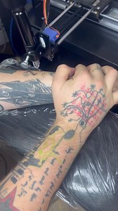 218K views · 1.3K reactions | Video • @big_____car Getting tattooed by @machinemachinetattoo  my arm skin was stretched in advance dw #tattoo #fypシ #reelsfb #viralvideo IG: https://instagram.com/machinemachinetattoo?igshid=OGQ5ZDc2ODk2ZA== | D_World_Of_Ink | Facebook