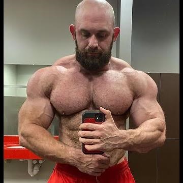 Bearded testosterone god Caleb Swartz (US) flexing his big offseason muscles.
