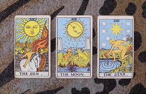 Understanding the Moon Card in Tarot | LoveToKnow