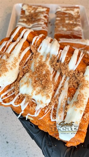 😮‍💨 Before you pack another brownie order, learn these 4 hacks so your presentation never plays you 🤌🏾 1️⃣ Sharp Knife = Sharp Presentation Clean cuts don’t happen by accident. Use a long, sharp knife and wipe it between every slice so your edges stay smooth, straight, and intentional. Presentation starts the moment that blade touches your brownie. 🔪🤌🏾 2️⃣ Temperature Controls the Texture Cutting warm brownies is how you lose structure. Chill or freeze them first so the knife glides inste