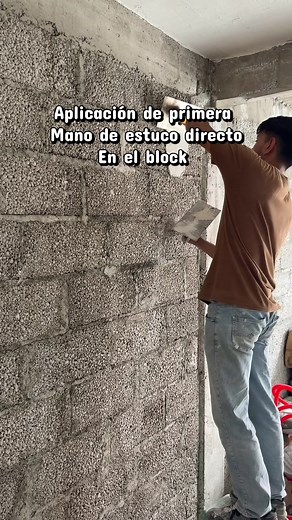 Aplicación de primera mano de estuco sobre block