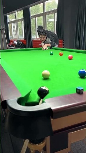 ما بيعرف يلعب 😂 #shorts