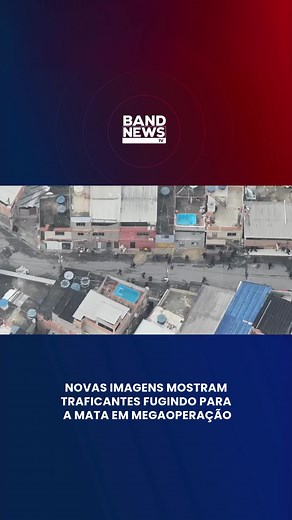 Novas imagens registradas por um drone da polícia mostram a movimentação dos criminosos no Complexo da Penha, zona norte do Rio de Janeiro. O flagrante mostra traficantes fortemente armados andando pelas ruas com roupas camufladas e uniformes parecidos com os das forças de segurança. A região filmada corresponde ao local onde foram encontrados cerca de 70 corpos, mais tarde transportados pelos moradores da comunidade. #BandNewsTV #notícias #RJ | BandNews TV