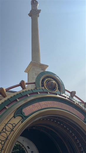 Walking into Harry Potter and the Ministry of Magic section of Epic Universe. The newest theme park expansion to the wizarding world of Harry Potter, that also ties in the Fantastic Beasts and where to find them Franchise. Welcome to 1920s Paris 😁