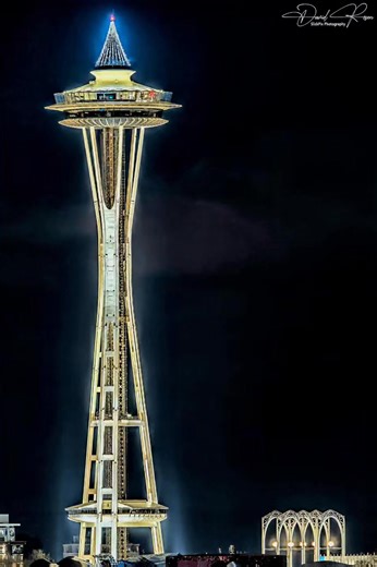 🎄✨ The Space Needle rises gracefully against the deep, starry night, a true icon of Seattle. This holiday season, it’s crowned with its breathtaking LED Christmas light tree, lighting up the skyline in a dazzling display of color and cheer! 🌟 Every year, starting the night after Thanksgiving, locals and visitors alike gather to witness this magical tradition, celebrating the start of the holiday season with awe and wonder. ❄️🎁 Whether you’re near or far, the Space Needle’s radiant glow remind