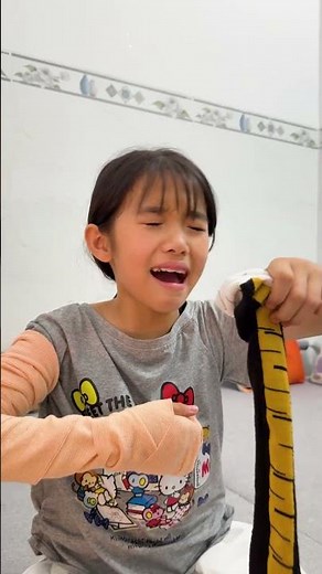 CCT - Em gái bị đau tay || My sister has a sore arm.
