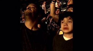 Reaction a child to attend the concert of Coldplay