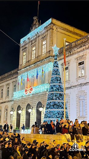 E hoje se acenderam as luzes de Natal na Baixa de Coimbra, com chegada do Pai Natal, coro musical da Escola de Música São Teotônio e o Coimbra Gospel Choir. Já podem ir aproveitar o friozinho, as castanhas assadas e passear pela Baixa iluminada. #vivacoimbra #coimbra #natalemcoimbra #natal2025 | Viva Coimbra