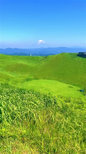 Mt.Omuro (Shizuoka) / 大室山 Mount Omuro is beautiful in summer, covered in green grass🥰🌳🌳🗻 Please Share🥰😊🙏 Please follow 👉@japan_walker_ #japan #japantravel #japantrip #anime #animejapan #japananime #japan🇯🇵 #traveljapan #tripjapan #omuro #shizuoka #静岡 #静岡県 #伊東 #伊豆 #伊豆高原 #シャボテン公園 #大室山 #shabotenpark #izu #izukogen #ito #mtomuro #tokai #japan2025 #japansummer #summer #japón #japonais #japón