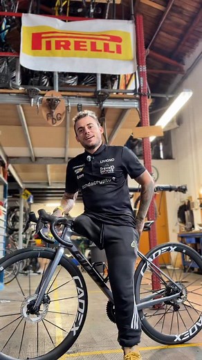 Raga… finalmente! 🔥 Quante volte vi siete chiesti a quanto devo gonfiare le gomme per andare davvero forte? Grazie al sito Pirelli adesso lo possiamo sapere in modo preciso: peso, tipo di bici, condizioni… inserisci alcuni dati e lui ti dice la pressione ottimale. Io l’ho provato e… cambia tutto. La pressione giusta fa davvero la differenza. Andate a provarlo anche voi: vi si apre un mondo. 🔥 Vi lascio il link nelle storie 💪🏻 #adv @pirelli_cycling | Andrea Pusateri