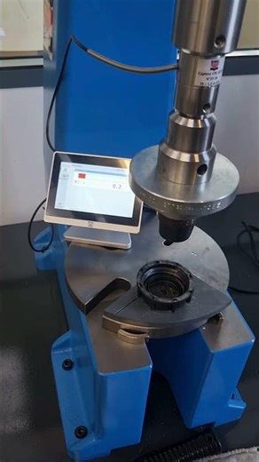 Essais de découpe sur bouchons plastiques - EMG PRESSES