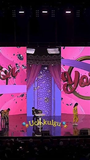 Murodjon nurmirzayev on Instagram: "2001년 개봉한 영화 “A Beautiful Mind”는 단순히 천재 수학자의 삶을 다룬 작품이 아니라, 인간이 내면의 혼란 속에서도 어떻게 사랑과 신뢰로 자신을 되찾아가는지를 보여주는 깊은 이야기입니다. 화려한 계산 장면보다 존 내쉬가 마음속 그림자를 이겨내려는 순간들이 훨씬 더 오래 기억에 남죠. 특히 그가 현실과 환상 사이에서 흔들리면서도 끝까지 아내를 향한 마음을 놓지 않는 모습은 묘하게 가슴을 저릿하게 만듭니다. 이 영화에서 감정을 완성시키는 요소는 바로 잔잔한 피아노 선율과 차분한 배경음악입니다. 처음에는 조용히 스며들지만, 어느 순간 관객도 모르게 내쉬의 감정에 같이 잠기게 되죠. 후반부, 아내가 내쉬의 손을 잡아주던 장면에서는 음악과 화면이 자연스럽게 겹쳐지면서 눈시울이 뜨거워지는 경험을 하게 됩니다. 많은 이들이 “이 장면만 떠올려도 이상하게 마음이 찡하다”고 말하는 이유도 그 때문일 겁니다. 이 영화