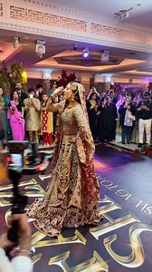 Bridal Entry Dance – A Magical Wedding Moment! ✨ Aaj ki shaadi ka sab se khoobsurat scene… jab dulhan ne apni dreamy entry dance ke sath sab ka dil jeet liya! 💃❤️ Soft lights, romantic music aur graceful moves ne is moment ko aur bhi yaadgaar bana diya. 📸✨ Har step mein elegance, har smile mein pyaar! Wedding 2025 ke liye perfect bridal entry inspiration! 💍🌸 #BridalEntryDance #Wedding2025 #SaqibDecor #BridalEntry #WeddingMoments #PakistaniWedding #DanceEntry #ChohtiSuchiKhushi | Saqib Flower