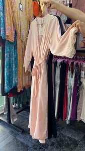 Nuisette peignoir longue en satin détaille en dentelle ❤️🇪🇸 Couleur : mauve. Noir. Bois de rose. Rose claire. 🌹 Taille : M. L. XL. XXL. ✨ Prix : 4500 da 🔥🔥🔥 #femme #alger #pyjamas #algerie #tsdirat_3roussa #lingerie #staoueli #algercentre #satin | Glam for you