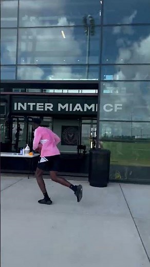 DeAndre Yedlin with an epic trick shot 😱🏀