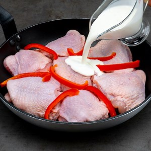 203K views · 1.8K reactions | Tavuk budu ekşi krema ile sadece tembeller pişirmez. Tavada hızlı bir akşam yemeği Malzemeler: tavuk budu - 7 adet soğan - 1 adet tereyağ - 50 g Pişirin 10 dak her iki tarafta kırmızı dolmalık biber - 1 adet mantar - 150 g tuz - 10 g karabiber - 8 g Pişirin 15 dak tatlı pişirme kreması - 150 ml hardal - 40 g Pişirin 10 dak maydanoz - 10 g | Lezzetli.TV | Facebook