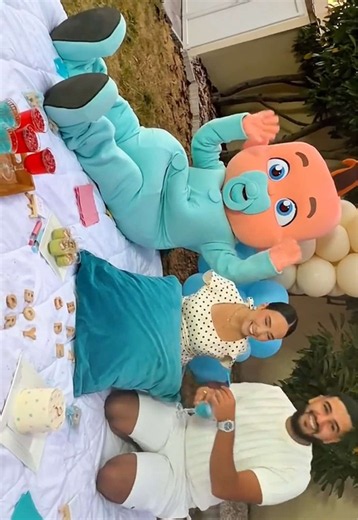 UN GARÇON 🩵🩵 Merci d’être toujours là, de suivre cette aventure avec nous et de partager autant d’amour. ❤️ Un immense merci à notre décoratrice qui a réalisé cette magnifique gender reveal en seulement 1 heure… un travail incroyable, jusque dans les moindres détails ! 🤍✨@JustFaith_andco Merci également aux mascottes qui ont rendu ce moment encore plus magique. 🥹🫶 @mascotteokids Si vous cherchez des mascottes pour vos événements, je vous les recommande à 100 % : 🎭 Plus de 120 modèles dispo