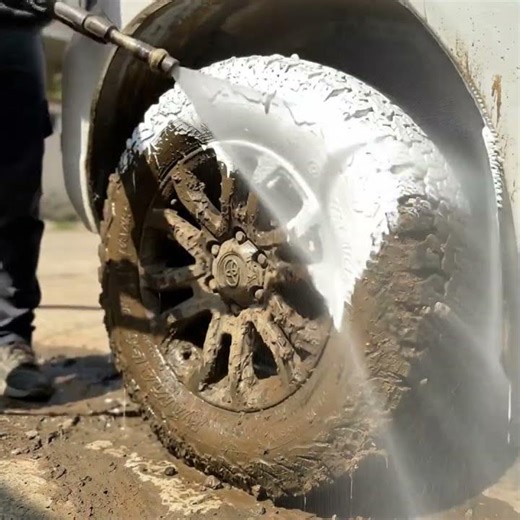 "Most Satisfying 4x4 Tyre Clean Ever--Toyota Hilux