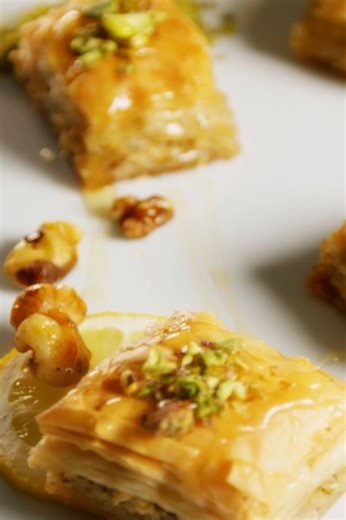 Baklava classique avec couches de pâte phyllo, noix et cannelle