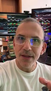 Repetí el mismo año durante 10 años… … Me encontraba en un trabajo donde me sentía estancado y desaprovechando todo mi potencial. Era esclavo de horarios y de una oficina a la que cada vez se me hacía más difícil llegar. Debía haber otra manera. Sentía que estaba desperdiciando mi vida… Los ataques de pánico llegaron, el cuerpo me hablaba, simplemente no podía seguir así. Tome valor, renuncié, creé un plan y fallé… La verdad es que entré en una quiebra financiera. Pero no me rendí. Me entrené co