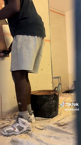 The only smoother than this is the excuse you gave to skip work 😅 #plastertok #buildersoftiktok #ashbuilds #itilelondon #diy #fyp #fyppp