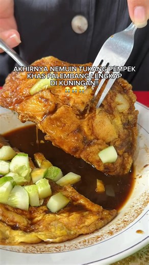 𝘼𝙢𝙚𝙡𝙞𝙖 𝙍𝙤𝙨𝙖 𝙋𝙧𝙞𝙢𝙖𝙣𝙙𝙝𝙖𝙣𝙞 on Instagram: "Awalnya cuma mau nyobain pempeknya, tapi ternyata Tekwan-nya yang bikin jatuh cinta 😭! Dari Tekwan dan Model hangat, pempek + Cuko Kental, Kemplang Palembang, sampe Es Kacang Merah yang nyegerin—semuanya lengkap di Pempek Kutto. Tag bestiemu yang bukan pewaris, tapi penglaris! 😜 Ajak mereka dan buktikan sendiri! 💸 Rp15.000-an (Worth It) 🍜 Bintang Utama: Tekwan & Model,— Bisa jadi Lauk! Dan ga amis! 🐟 Bintang Kedua: Pempek & Cuko (H