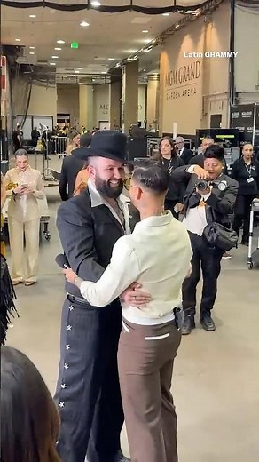 ¡Cuando te encuentras a tu compa! Maluma felicita a Carin León #LatinGRAMMY