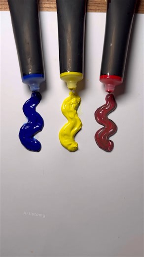 Primary colors in fluid motion