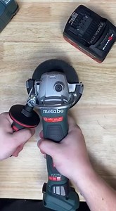 Multi-position handle 👍👍 The 180° handle permits variable individual adjustment of the side handle position for ergonomic Low-fatigue working e.g. for cutting jobs or for left-handed users The side handle can be adjusted without tools for changing working positions The robust hexagon shape permits folding the side handle to the rear for safe, two-handed operation in confined spaces | Metabo