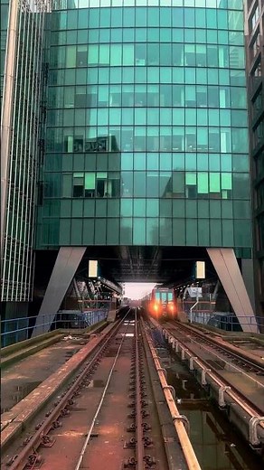 POV: Driverless DLR Through Canary Wharf 🇬🇧 | Heron Quays | London 4K