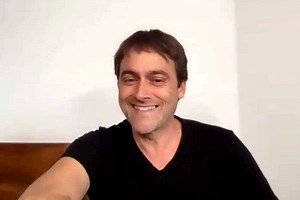 Stuart Townsend, Scout Taylor-Compton Talk 'Apache Junction'