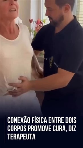 BLOGTEMNORN on Instagram: "O terapeuta Daniel Flash afirma que a técnica Sensory Energetics utiliza a conexão física entre duas pessoas como ponte para a cura emocional e energética. Segundo ele, quando dois corpos se apoiam de costas e se conectam pelos braços, seus sistemas nervosos entram em sintonia. Durante a prática, Daniel ativa pontos no peito e abdômen para liberar bloqueios e restaurar o fluxo de energia. O processo, diz ele, é compartilhado — cada respiração e movimento ajudam o outro