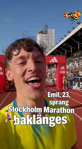 Emil Flodin, 23, har försökt en gång förut, men då fick han bryta. I år lyckandes han springa Stockholm Marathon – drygt 42 kilometer – baklänges! 👏🏻 | Expressen
