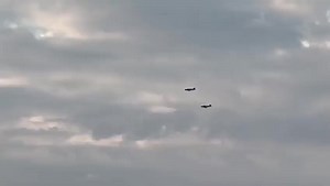 5.7K views · 149 reactions | Aviões se chocam no ar, ficam presos um...