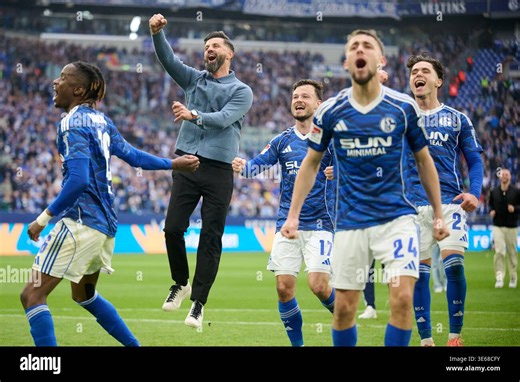 05 April 2026, North Rhine-Westphalia, Gelsenkirchen: Soccer, Men: Bundesliga 2, FC Schalke 04 - Karlsruher SC, Matchday 28, Veltins Arena. Coach Miron Muslic (FC Schalke 04) celebrates after the match. Photo: Bernd Thissen/dpa - IMPORTANT NOTE: In accordance with the regulations of the DFL German Football League and the DFB German Football Association, it is prohibited to utilize or have utilized photographs taken in the stadium and/or of the match in the form of sequential images and/or video-