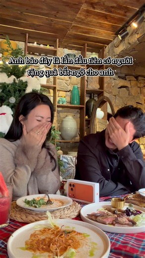 Thì ra chúng ta đều rung động trước những điều đặc biệt! Đây không phải là lần đầu mình tặng quà cho anh, nhưng những món quà trước đều là do mình hỏi anh có thích hay không. Anh đã mua đt cho mình trước cả mua cho bản thân, hồi đi mua cho mình anh bảo thấy màu cam là đẹp nhất! Và mình đã tặng lại anh chiếc mà anh thích rồi nè! | Chang Shu Gờ - Mẹ Boo Bánh Bao