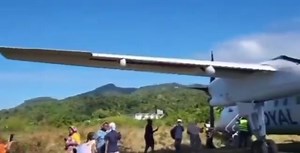 On July 14, 2025, a Royal Air De Havilland Canada DHC-8-200 (5Y-SYF) veered off the runway during landing at Mohéli Bandar Es Salam Airport (NWA) in the Comoros. The plane came to a stop with its nose landing gear in the grass. All passengers and crew disembarked without any issues or injuries. Notably, after a brief period, the aircraft was able to depart again with passengers aboard. 🎥 ©️Toufé Maecha/X | FlightMode