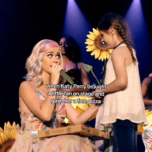 Katy Perry brought a little fan on stage and gave a free pizza 😍🫶