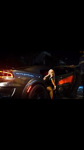 Dama Pink está de volta em grande! A kudurista assinou oficialmente um contrato de 5 anos com a renomada produtora Boss Music, marcando um novo capítulo da sua carreira. A artista chegou em grande estilo, a bordo de um carro de marca Dogg, simbolizando o seu regresso triunfal ao cenário musical angolano. | Platina Line