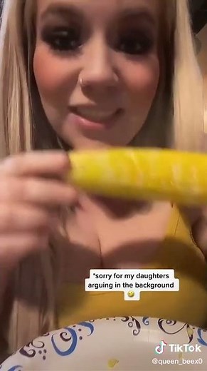 Eating Corn on the Cob with Dentures Using Cushion Grip | By ‪@Queen_Beex0‬