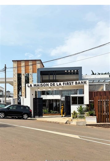 Découvrez le chemin vers la Maison de la First Bank. Un cadre unique, un buffet d'exception et des cocktails signatures vous attendent au cœur de Yaoundé. À très vite ! 🥂 #maisondelafirstbank