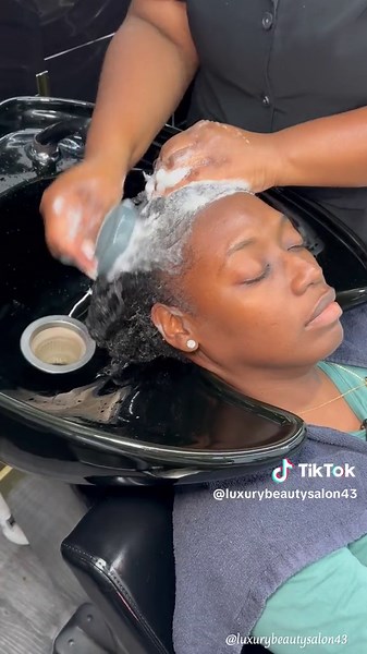 Who needs a hair wash? We are located in the north Miami area. Follow us on Instagram @luxurybeautysalon43 ##northmiamihairstylist #M#MiamiGardensHairstylistN#NaturalHairWashDayS#ShampooAndConditioner